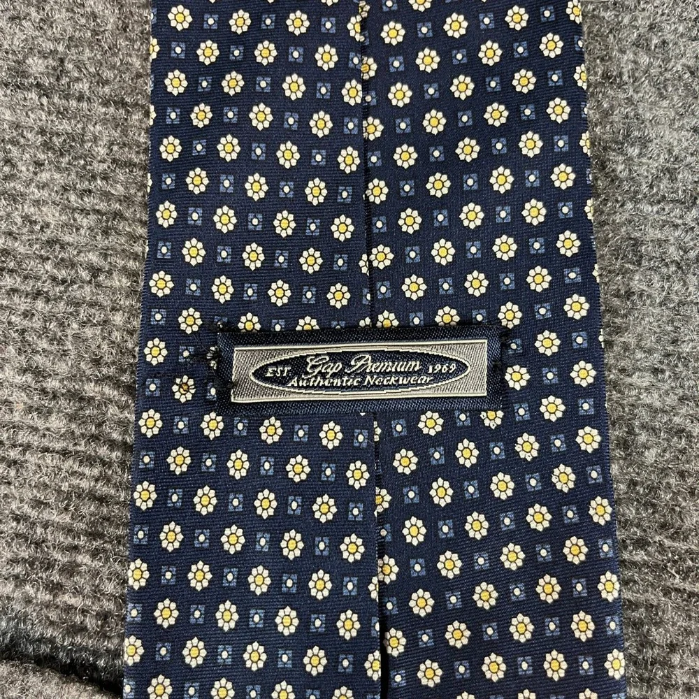 Gap Premium 1969 Mens Silk Tie Navy Blue Yellow Floral Daisy Geometric USA Made